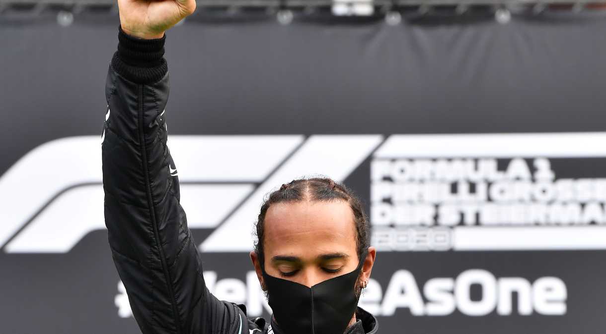 Lewis Hamilton ergue punho no pódio do Grande Prêmio de Estíria, na Áustria