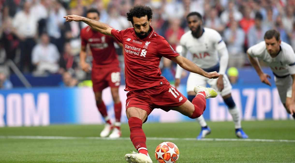 Mohamed Salah marca de pênalti na vitória do Liverpool contra o Tottenham Hotspur na final da Liga dos Campeões de 2019