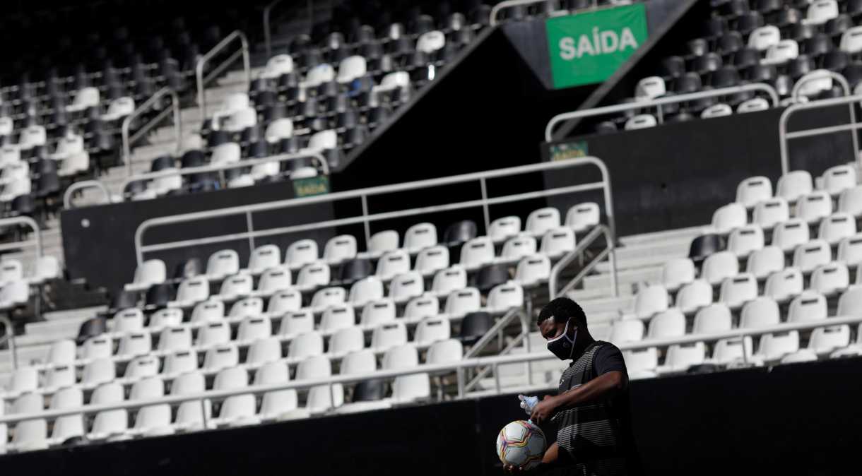 Gandula desinfecta bola durante jogo Botafogo x Cabofriense no Rio de Janeiro (28/06/2020)