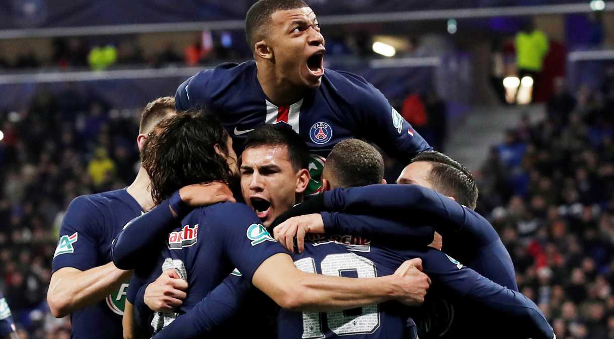 Jogadores do PSG comemoram gol contra em partida contra Lyon