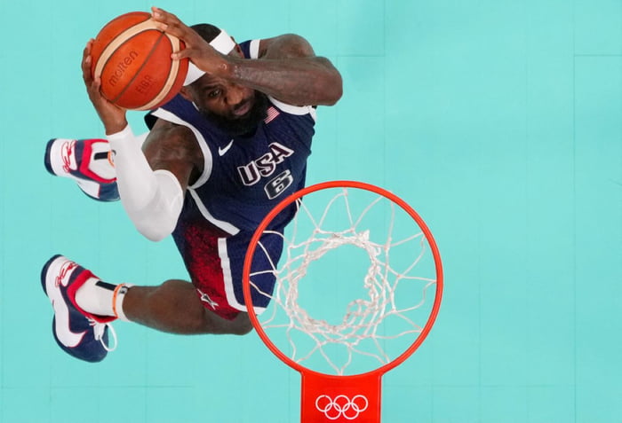 Lebron James #6 nos EUA em jogo contra Porto Rico nas Olimpíadas de Paris