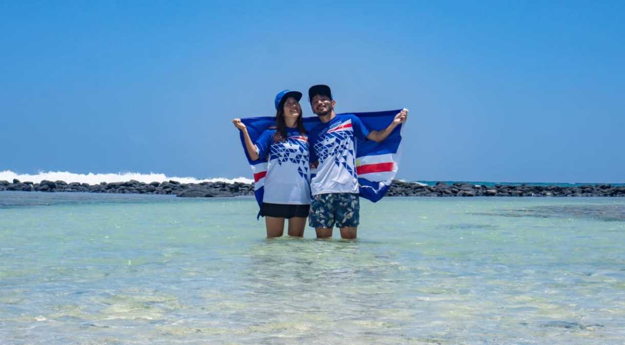 Rikiya e Ayumi Kataoka com o uniforme oficial olímpico de Cabo Verde como um presente do Comitê Olímpico Nacional